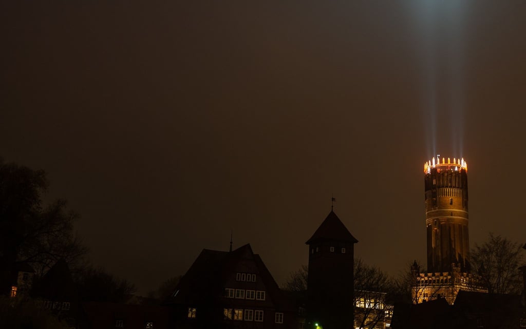 Der sogenannte Wichernkranz leuchtet auf dem 56 Meter hohen Wasserturm der Stadt.