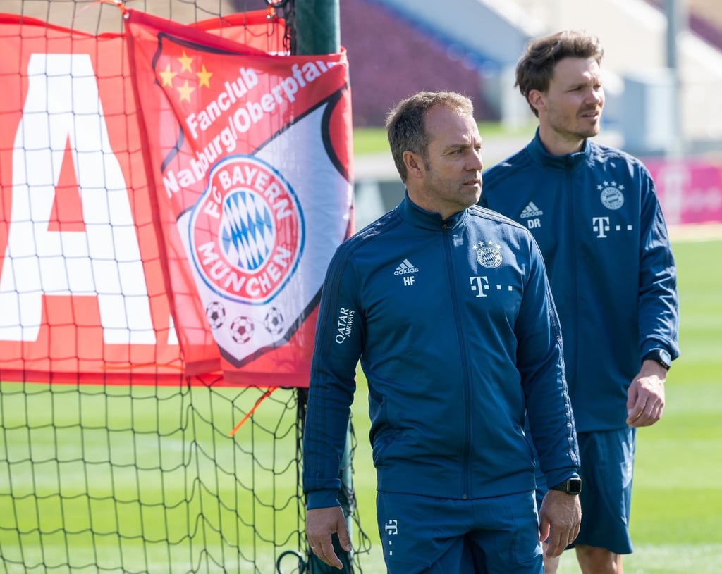 Trainer Hansi Flick (l) und Co-Trainer Danny Röhl während einer Übungseinheit des FC Bayerns.