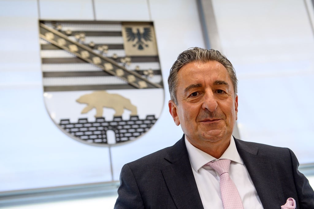 Gunnar Schellenberger (CDU) steht im Landtag von Sachsen-Anhalt vor dem Wappen des Landes.