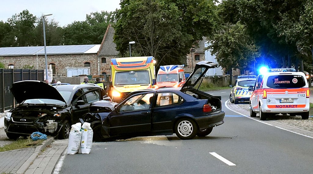 fünf zum Teil schwer verletzte Personen in Wolmirsleben am Dienstagabend