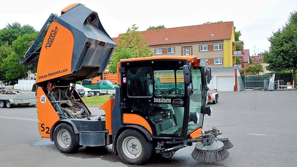 Die kleine Kehrmaschine dreht von Montag bis Freitag ihre Runden durch Staßfurt und die Ortsteile.