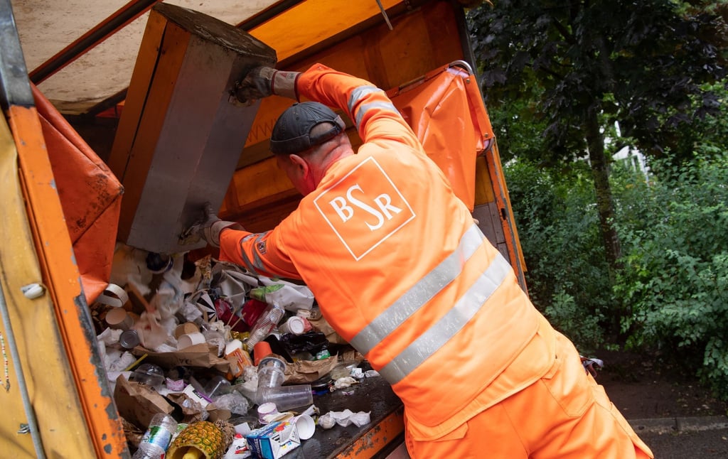 BSR-Mitarbeiter Thomas Jardke entleert Mülleimer im Weinbergpark.