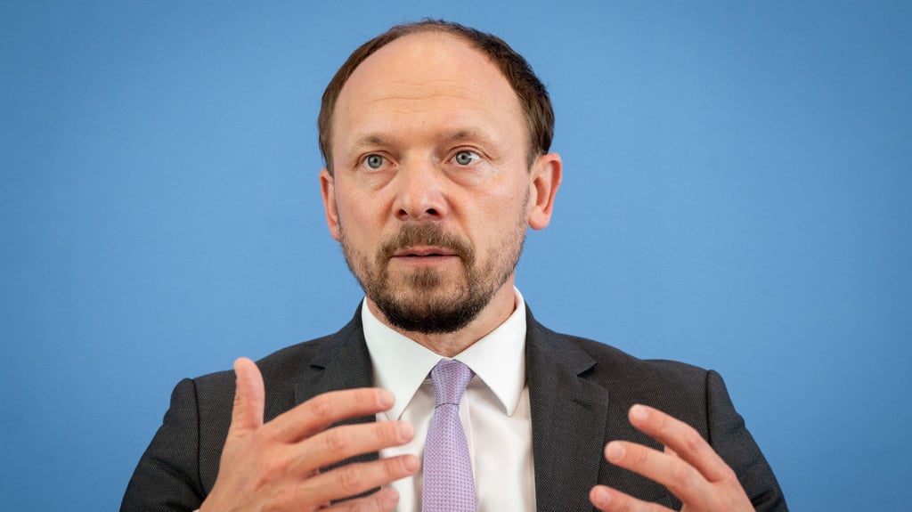 Marco Wanderwitz, Ostbeauftragter der Bundesregierung, stellt den Jahresbericht der Bundesregierung zum Stand der deutschen Einheit 2021 vor. Foto: Kay Nietfeld/