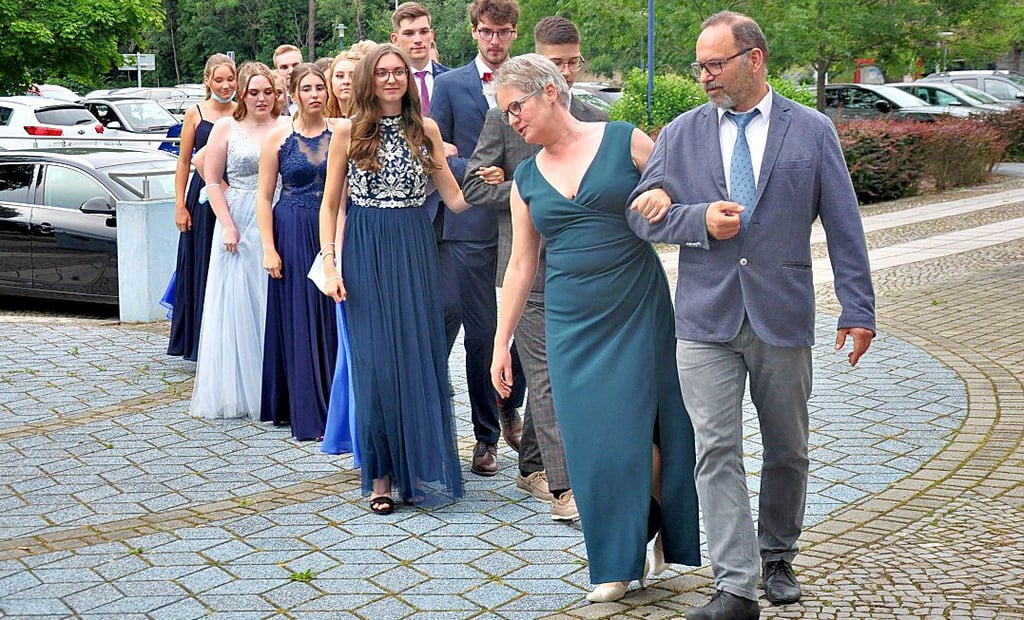 Sehr talentierte Tanzeleven fanden Informatiklehrerin Annett Riekenberg und ihr Mann Sven (vorn) mit diesen Paaren. Nach nur vier Übungsstunden überzeugten sie mit einer Auswahl von Cha-Cha bis Walzer. Hier vorm Saal bei einer letzten Probe vor ihrem Auftritt.