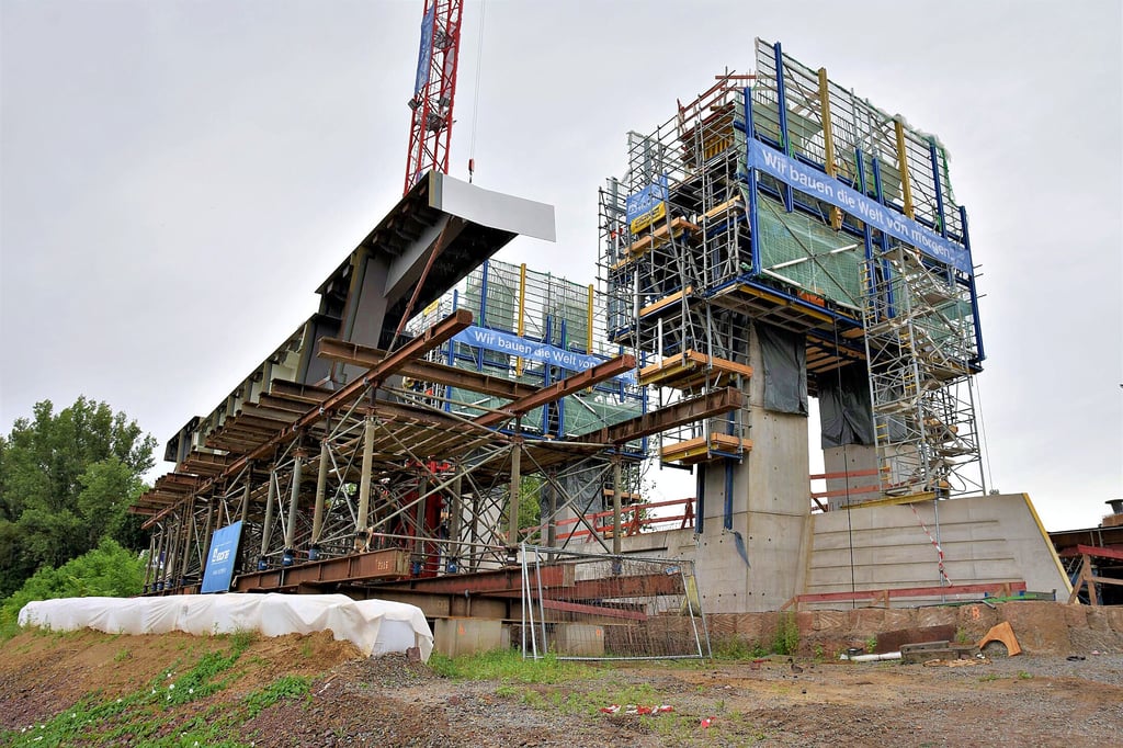 Mehr als 60 Meter wird der Stützpfeiler für die Pylonbrücke über die Alte Elbe einmal in die Höhe ragen.