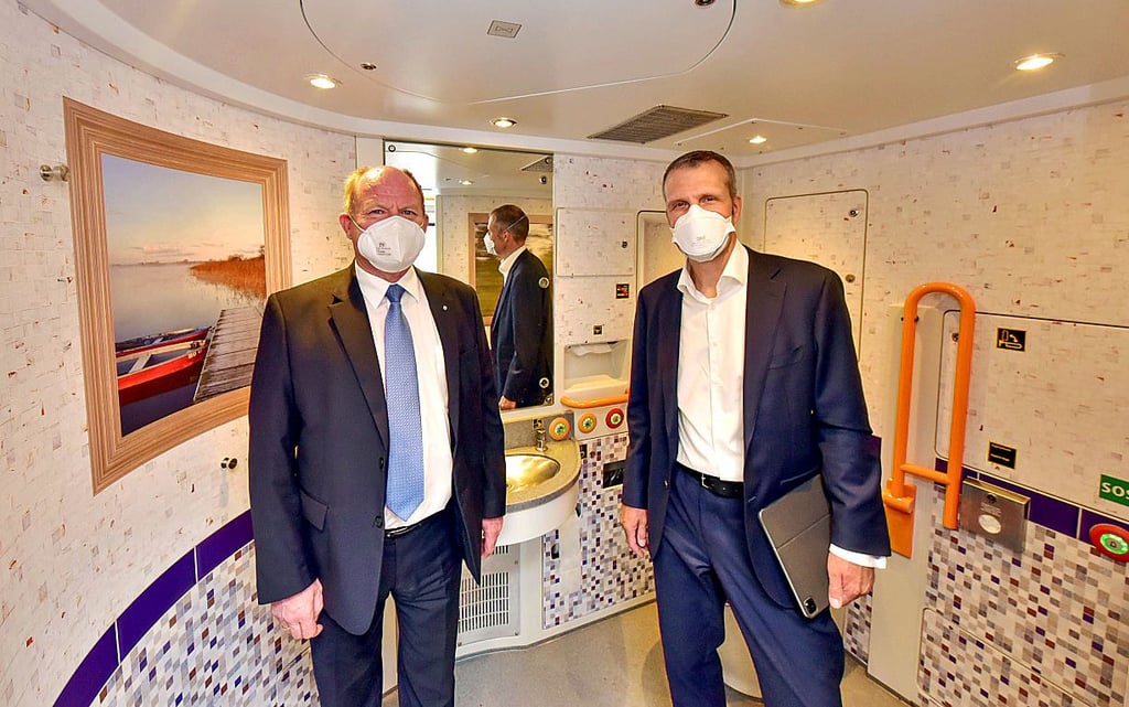Minister Webel (links) und Bahn-Bevollmächtigter Martin Walden machen sich ein Bild vom Bord-WC „mit Ambiente“.