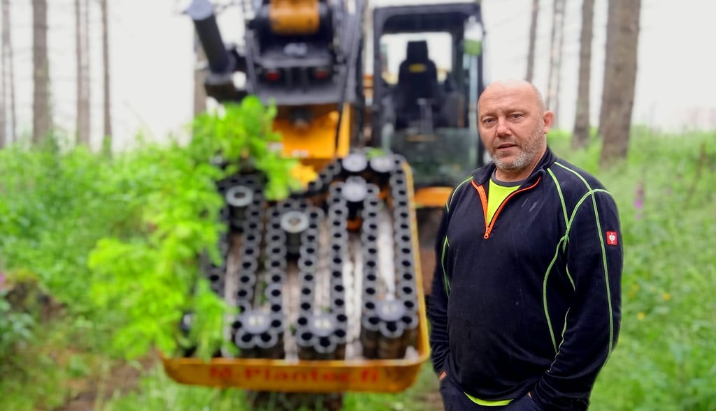 André Wenzel ist Forstdienstleister und pflanzt im Wald bei Tanne jeden Tag mehrere Hundert Bäume.