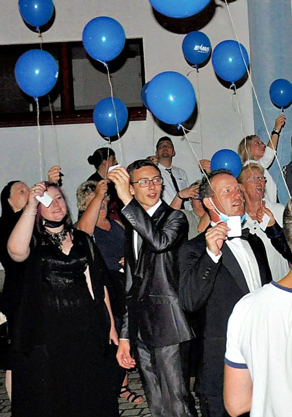 Luftballons mit persönlichen Zukunftswünschen ließen die Abiturienten noch gen Himmel.