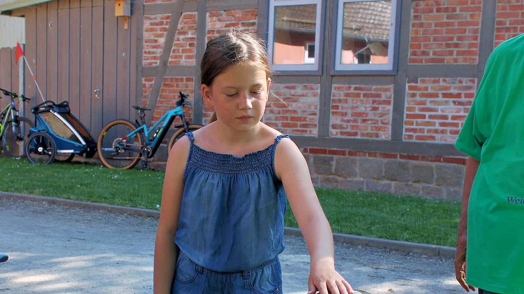 Bei der Beringung der jungen Störche in Veckenstedt konnte die junge Buchautorin Nina den Tieren sogar ganz nah gehen.