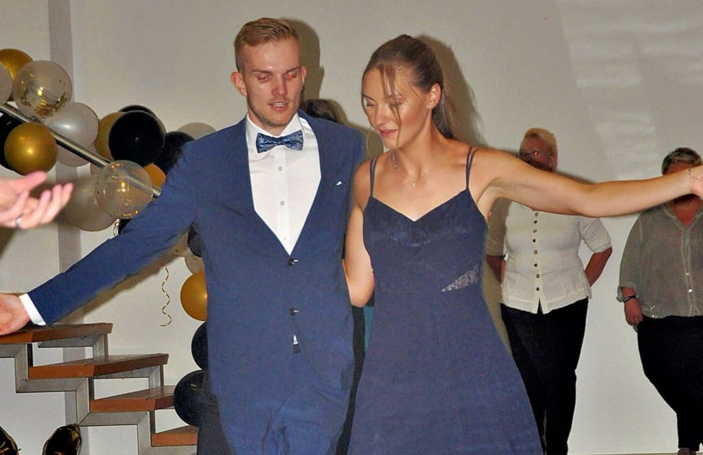 Mit Aaron Horntrich, hier beim Tanz mit Luca Schmidt-Stahmann, fand der Abend sogar einen zweiten Ballkönig.