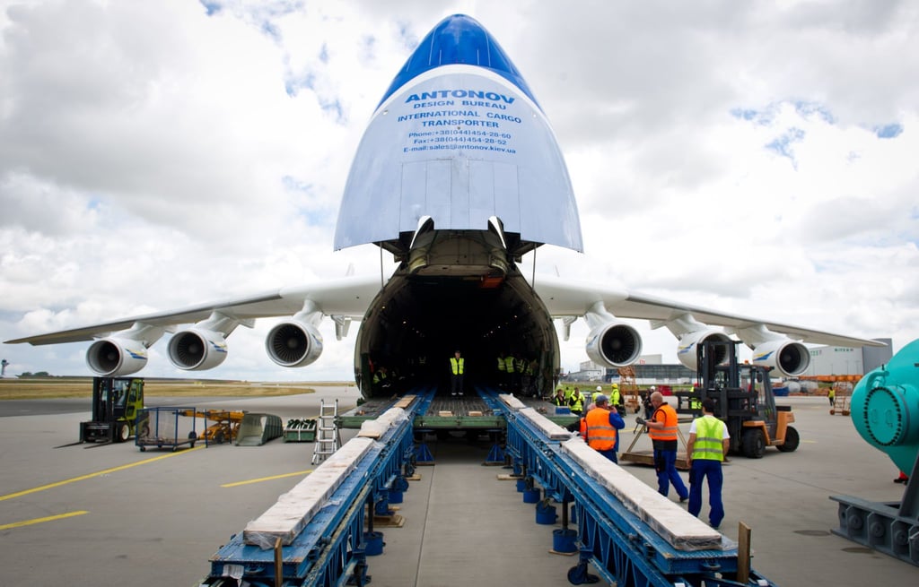 Das größte Flugzeug der Welt, die Antonow AN 225, wird auf dem Flughafen Leipzig/Halle für einen Frachtflug beladen.