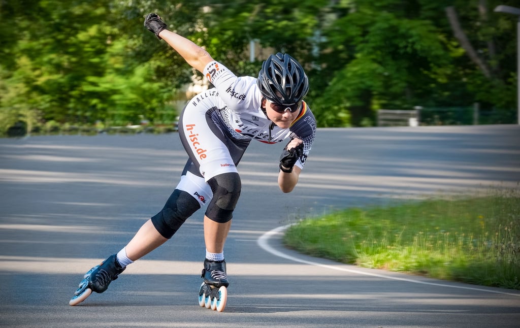 Mit ihren Inlineskates fährt Pia Mittler bis zu 42 Kilometer pro Stunde schnell. Hautenge Kleidung verringert den Windwiderstand.