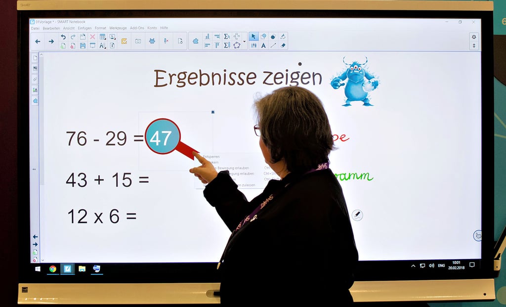 Wenn die Corona-Pandemie eines aufzeigte, dann die Wichtigkeit von digitalen Kenntnissen für Schüler wie Lehrer. Voraussetzung für den Unterricht ist eine entsprechende Technik in den Schulen. So wie diese Tafel, denn die alten grünen, wie viele sie kennen, haben allmählich ausgedient. Doch noch immer hinken Schulen der Zukunft hinterher.