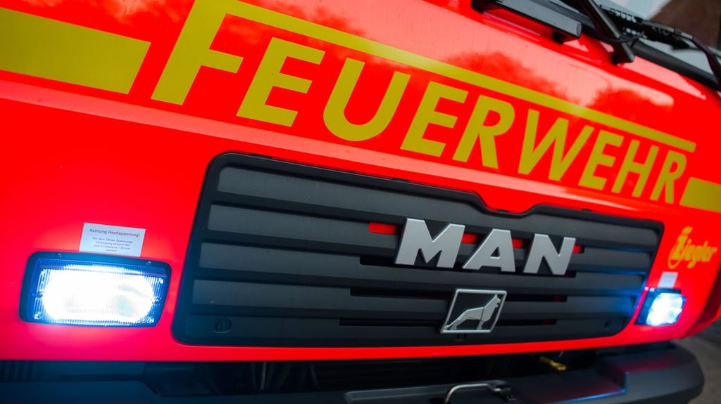 In Magdeburg brannte am frühen Samstagmorgen ein Mehrfamilienhaus. Foto: Daniel Bockwoldt/dpa/Symbolbild