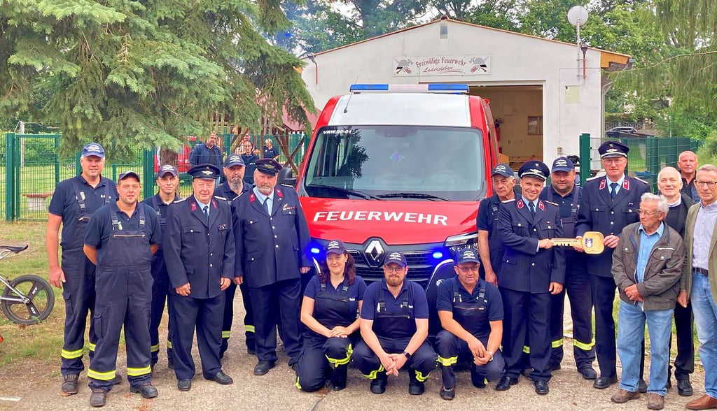 Feuerwehrleute der Ortswehr Lodersleben vor ihrem neuen Fahrzeug.