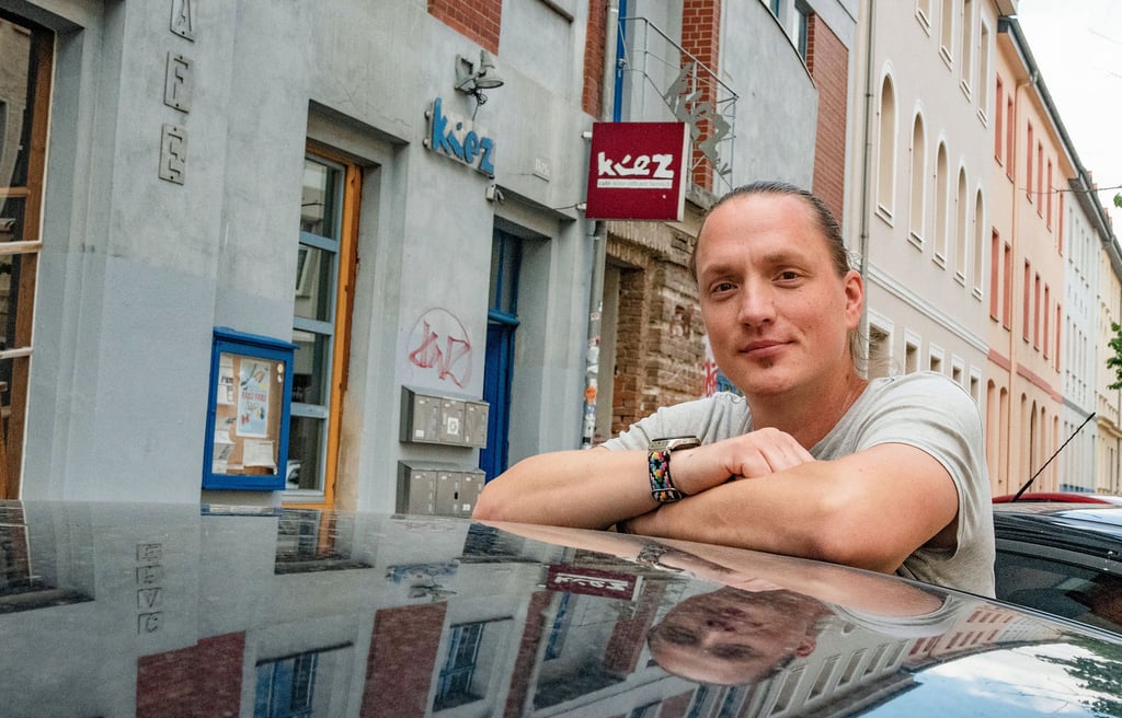 Robert Ralph vor dem Kiez in der Bertolt-Brecht-Straße in Nord.