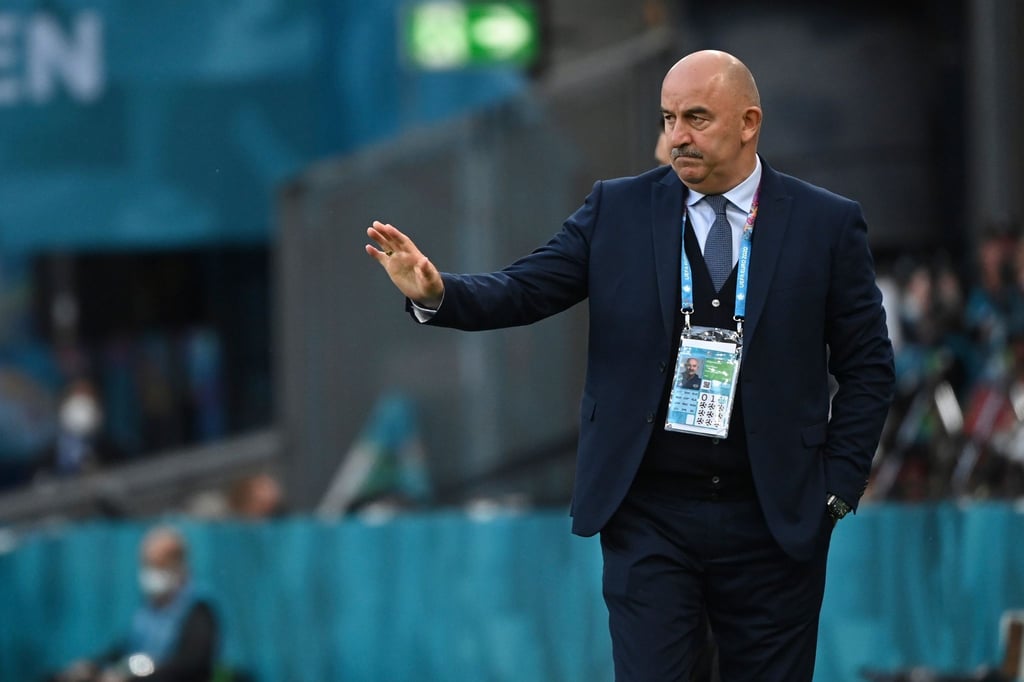 Der russische Fußballverband trennt sich von Trainer Stanislaw Tschertschessow.
