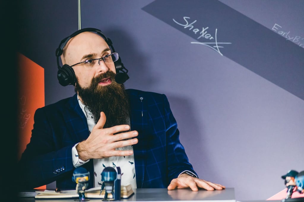 Marius Lauer in seinem Element: Hier kommentiert er gerade in seinem Studio in Magdeburg beim Sixt Invitational 2020 von Publisher Ubisoft in Montreal. Preisgeld: 3 Millionen US-Dollar.