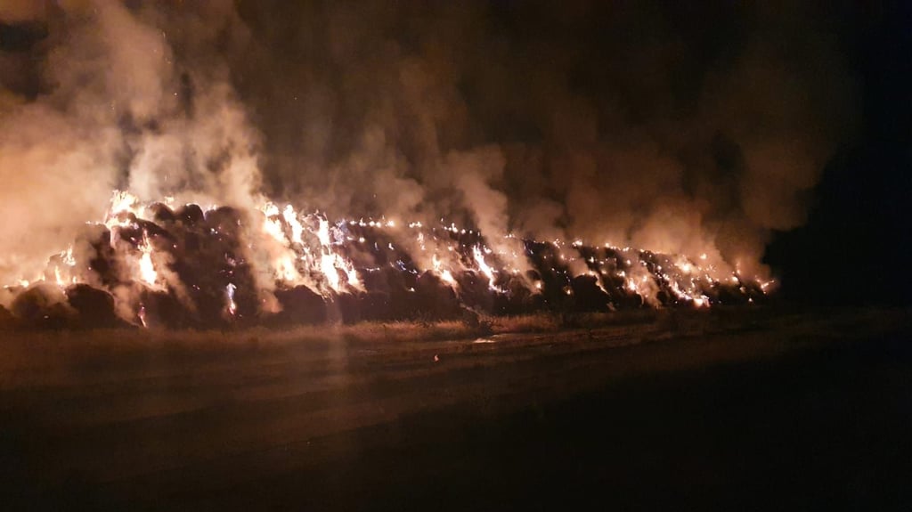 In Groß Quenstedt sind in der Nacht 800 Strohballen auf dem Gelände der Harsleber Agrargenossenschaft in der Nähe der B 245 in Flammen geraten.