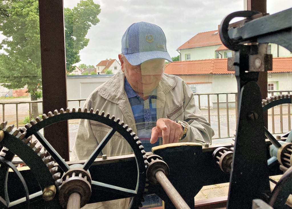 Damit das alte Uhrwerk vor Witterung geschützt ist, hat Horst Bartsch aus Kleinpaschleben ein Uhrenhaus gebaut.