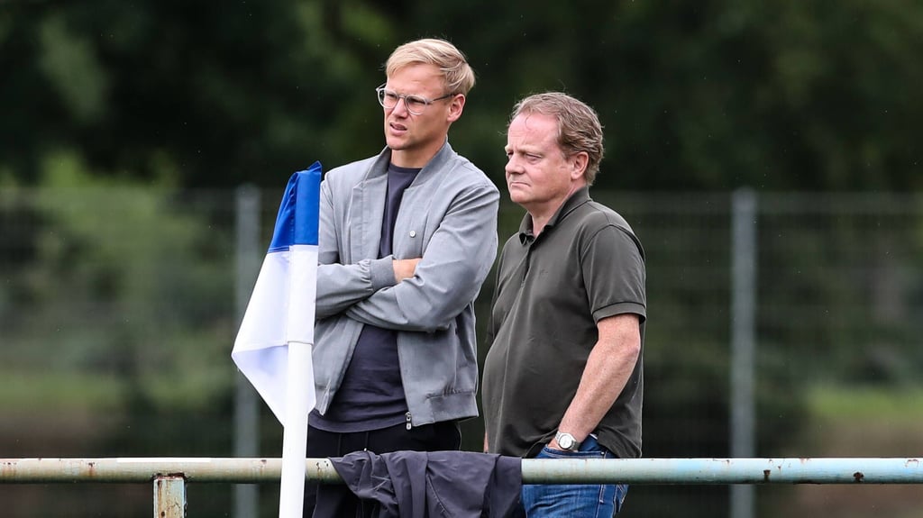 Sören Bertram (l.) als Zuschauer beim Testspiel seiner Ex-Kollegen vom 1. FC Magdeburg.