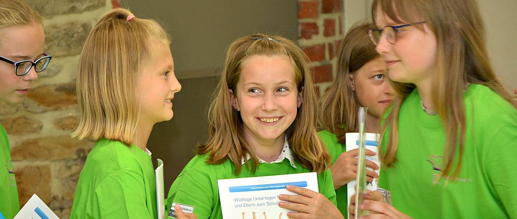 Schick, oder? Die angehenden Fünftklässler des Gymnasiums Osterburg hatten die Wahl zwischen grünen und blauen Schul-T-Shirts.