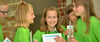 Schick, oder? Die angehenden Fünftklässler des Gymnasiums Osterburg hatten die Wahl zwischen grünen und blauen Schul-T-Shirts. 