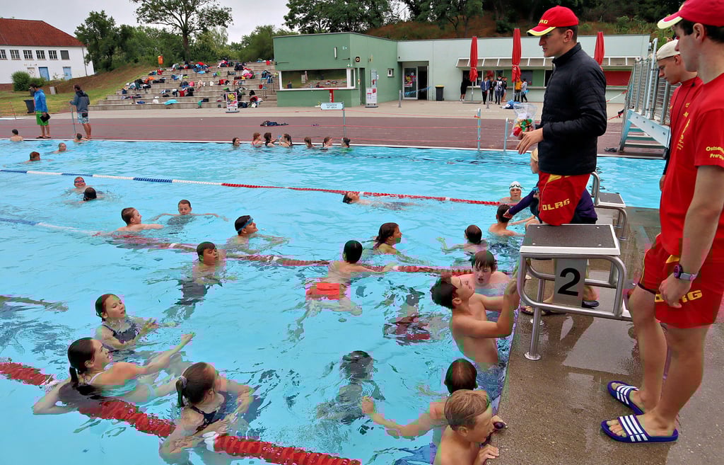 Hunderte hallesche Kinder können derzeit unter anderem im Nordbad noch vor den Sommerferien ihren Schwimmunterricht absolvieren.