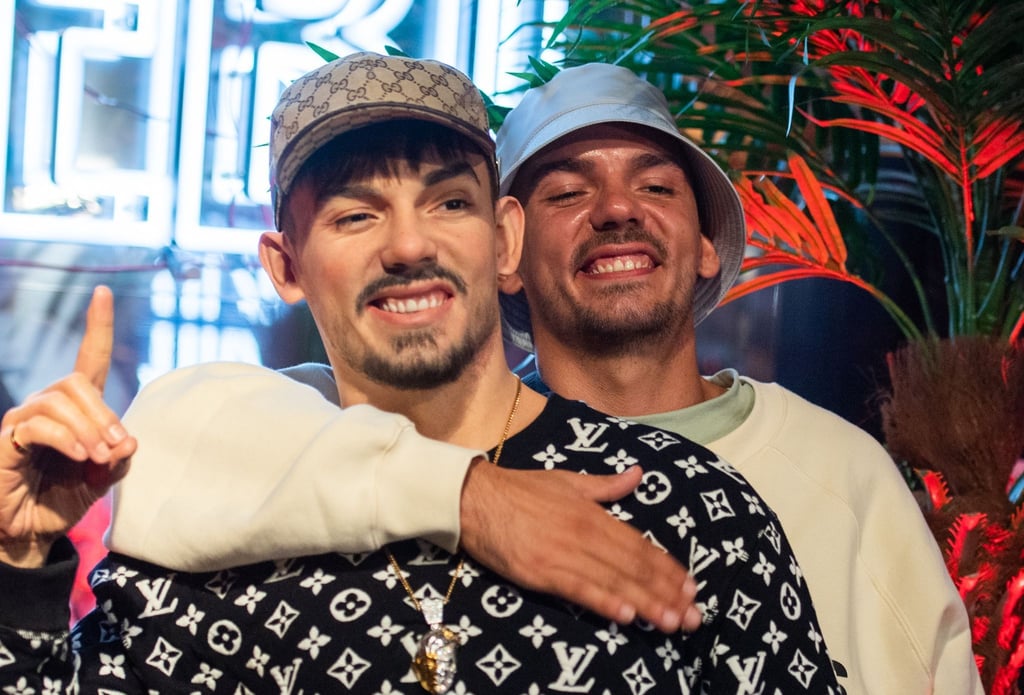 Rapper Capital Bra steht bei der Enthüllung seiner Wachsfigur im Madame Tussauds Berlin.