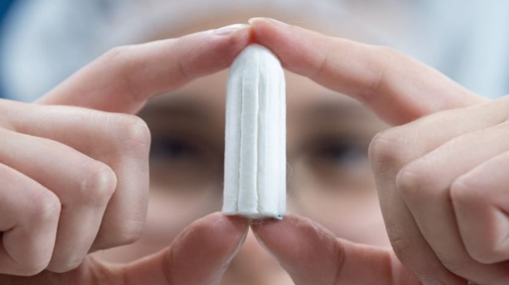 "Wohin mit dem Tampon?" - am vergangenen Sonntag wurde im Netz heiß diskutiert über einen Antrag zum Parteitag der SPD Landtagsfraktion Sachsen, worin Mülleimer für öffentlichen Männertoiletten gefordert werden.