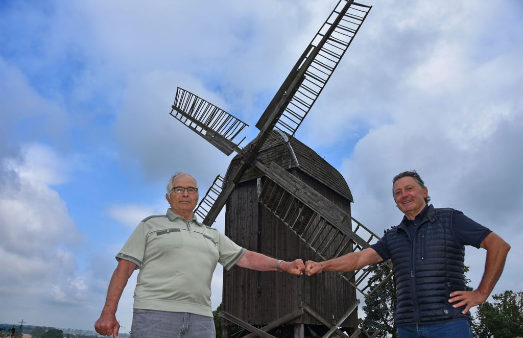 Dieter Haering (links), der einstige Mühlenbesitzer und Helmut Russ , der neue, wollen gemeinsam mit Hilfe eines Mühlenvereins das denkmalgeschützte Bauwerk retten.