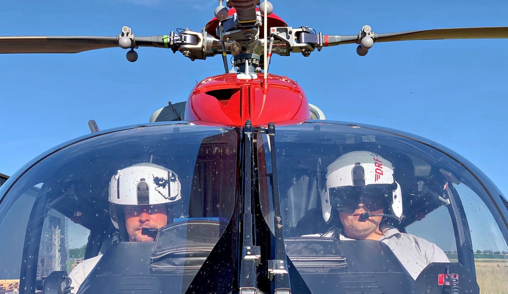 Pilot Björn Heiderich (links) und Notfallsanitäter Tim Siebenborn sind ein eingespieltes Team. Während des Flugs gehört Siebenborn zur technischen Crew, managt Navigation und Funk.