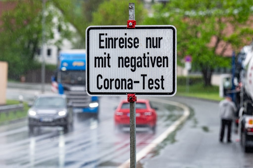 Ein Schild weist an der deutsch-tschechischen Grenze auf die Testpflicht hin.