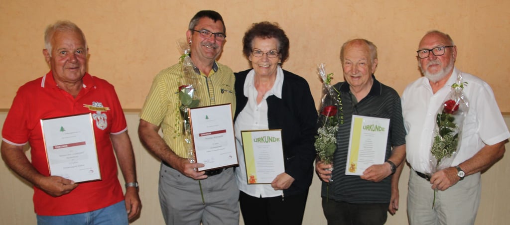 Ehrungen des Männerchors Liedertafel: Jürgen Schrader, Thomas Warnecke, Ehrenmitglied Brigitte Kalkbrenner, Siegfried Hintzsche und Claus-Rüdiger Bosse (v. l. n. r.).