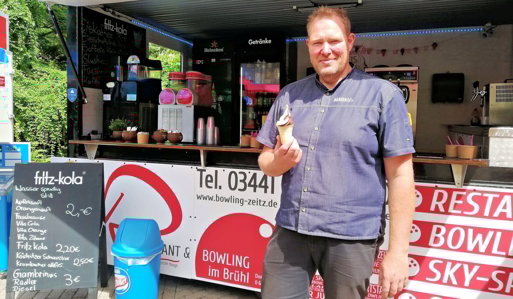 Markus Böhm hat in diesem Sommer seinen Imbisswagen im Zeitzer Bad aufgestellt. Eis gehört neu zu seinem Angebot.