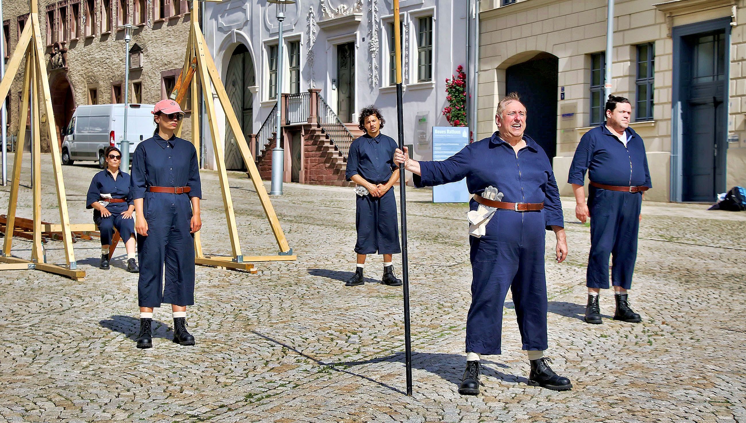 Generalprobe auf dem Sangerhäuser Marktplatz: Frank Michael Jork von der Berliner Theatergruppe spricht einen Monolog.