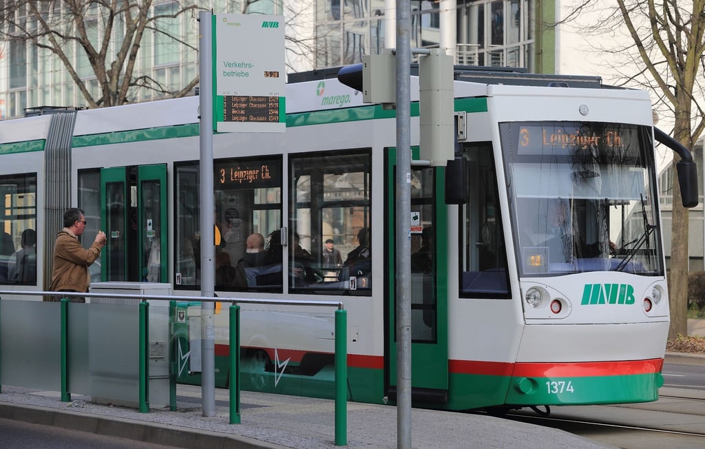 Eine Straßenbahn der Magdeburger Verkehrsbetriebe GmbH (MBV).