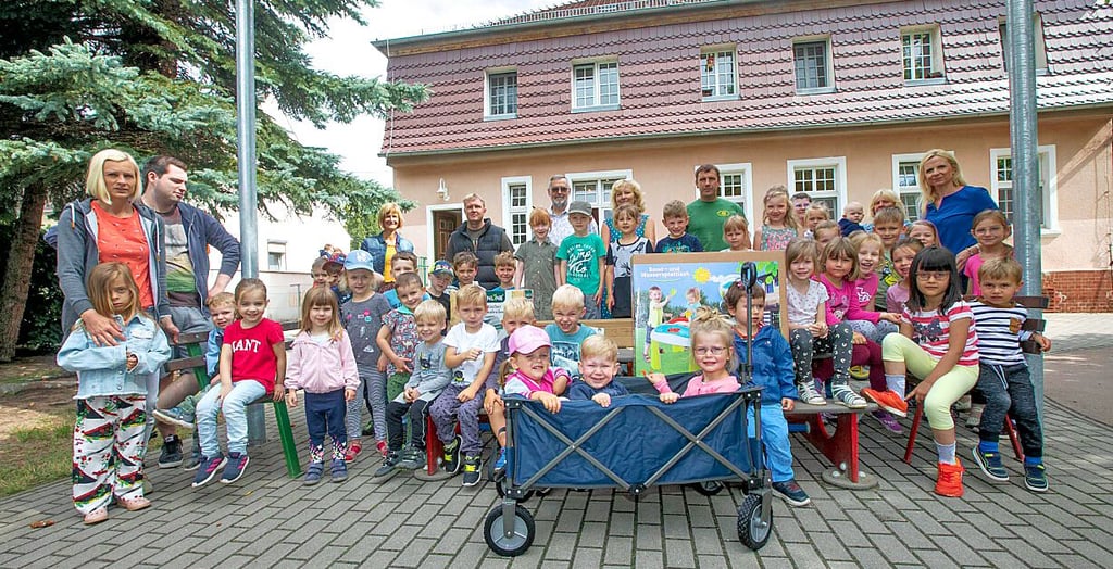Spender vom Ortschaftsrat (hi.) in der „Mildenseer Spielebude“.