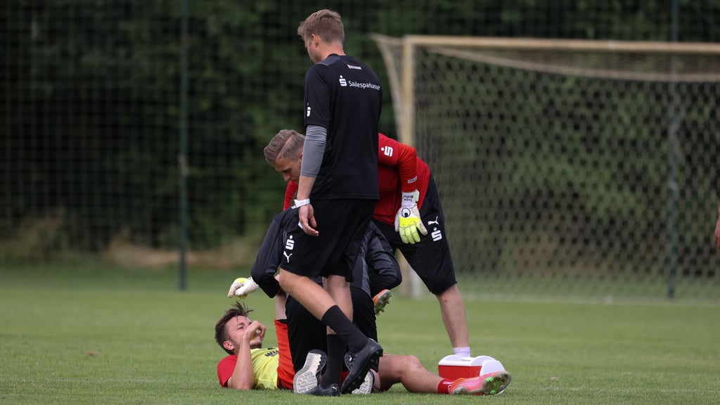 Jannes Vollert hat sich am Dienstag im HFC-Training schwer am rechten Knie verletzt. Jetzt wird Ersatz gesucht.