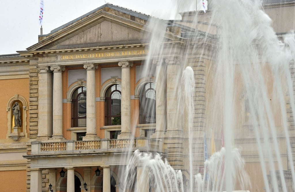 Ein Wasserspiel vor der Oper in Halle/Saale.