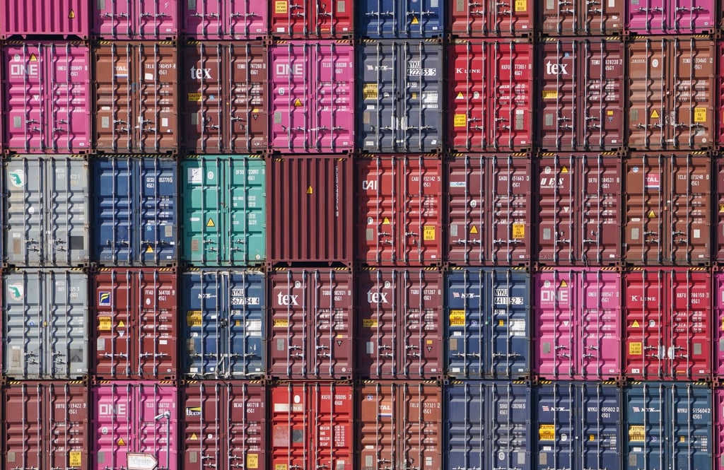 Container sind auf einem Containerschiff am Terminal Burchardkai gestapelt.