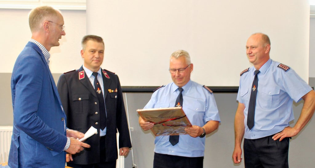 Der Zerbster Bürgermeister Andreas Dittmann gratulierte dem Jütrichauer Ortswehrleiter Hartmut Rathai und seinen Mitstreitern zum Gerätehausanbau.