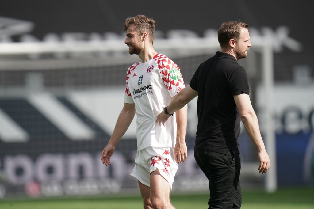 Alexander Hack (l) spielt bereits seit 2014 bei den Mainzern.
