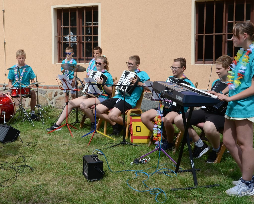 Der musikalische Auftritt der Mädchen und Jungen der Gruppe 3 zum Auftakt des Sommerfestes.