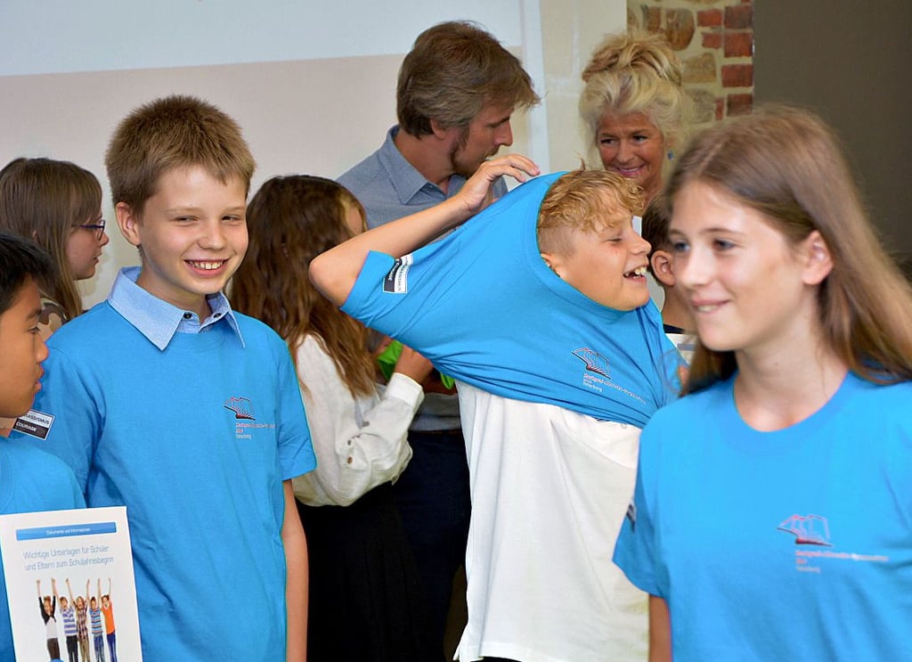 Für ihr erstes Klassenfoto zogen die künftigen Fünftklässler des Gymnasiums Osterburg ihre neuen Schul-T-Shirts gleich über.