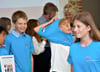 Für ihr erstes Klassenfoto zogen die künftigen Fünftklässler des Gymnasiums Osterburg ihre neuen Schul-T-Shirts gleich über. 
