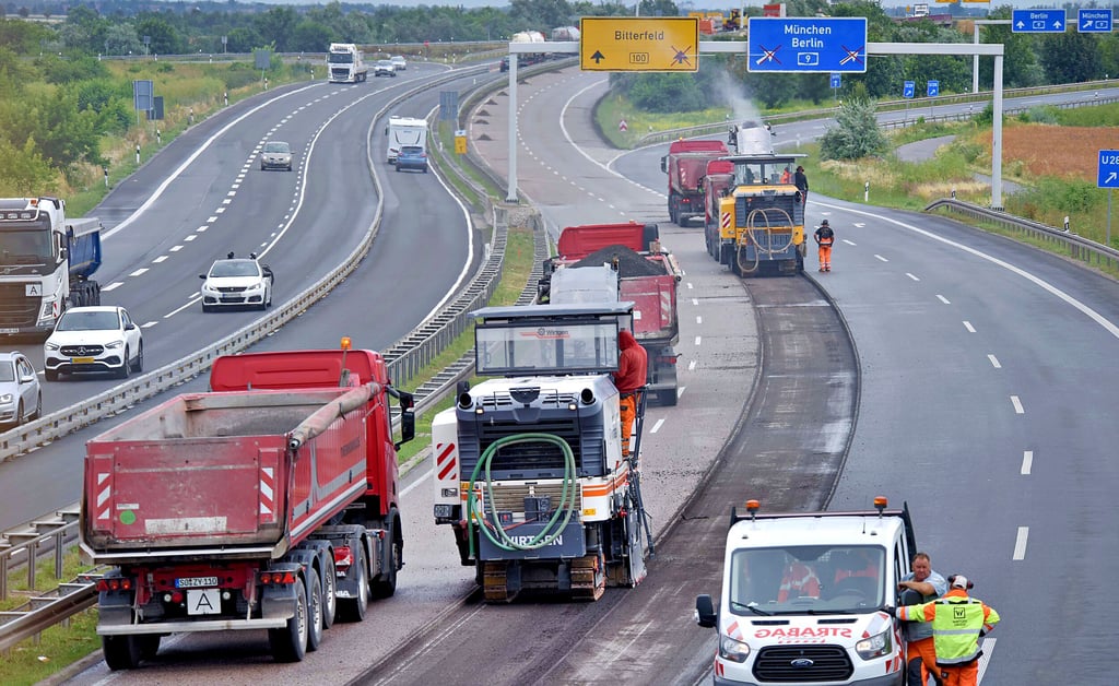 B100 zwischen Landsberg und Brehna, alte Fahrbahndecke wird abgefräst