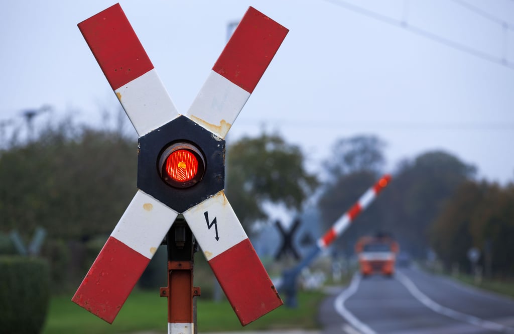 Andreaskreuz an einem Bahnübergang