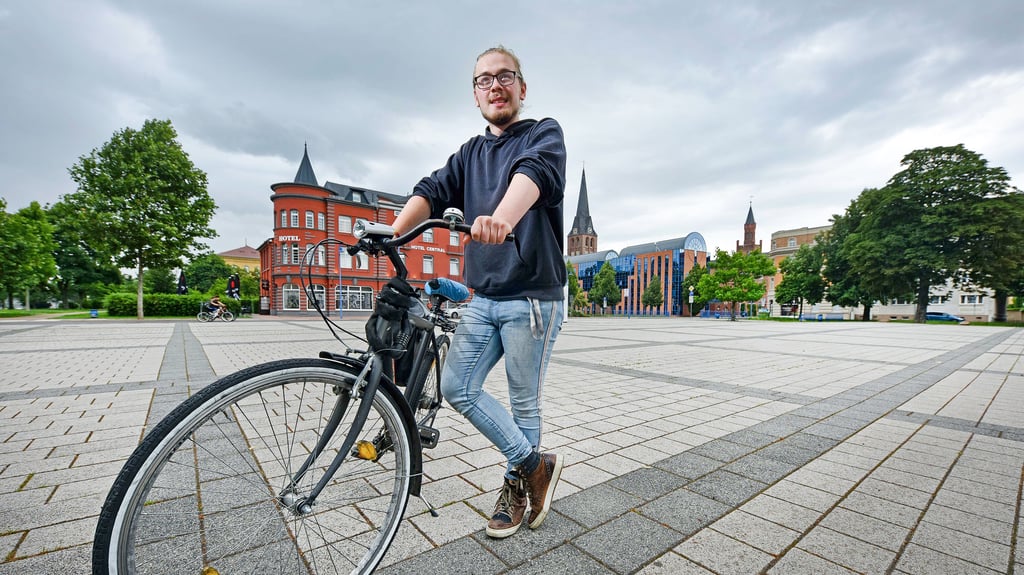 Der Robert-Schuman-Platz in Bitterfeld-Wolfen soll sich am Freitag füllen. Zur Demonstration, die Jonas Venediger organisiert hat, werden 200 Teilnehmer erwartet.