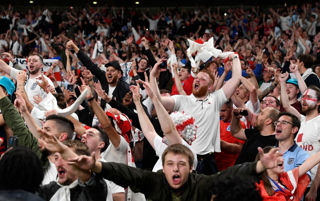 Englische Fans feiern im Wembley-Stadion.